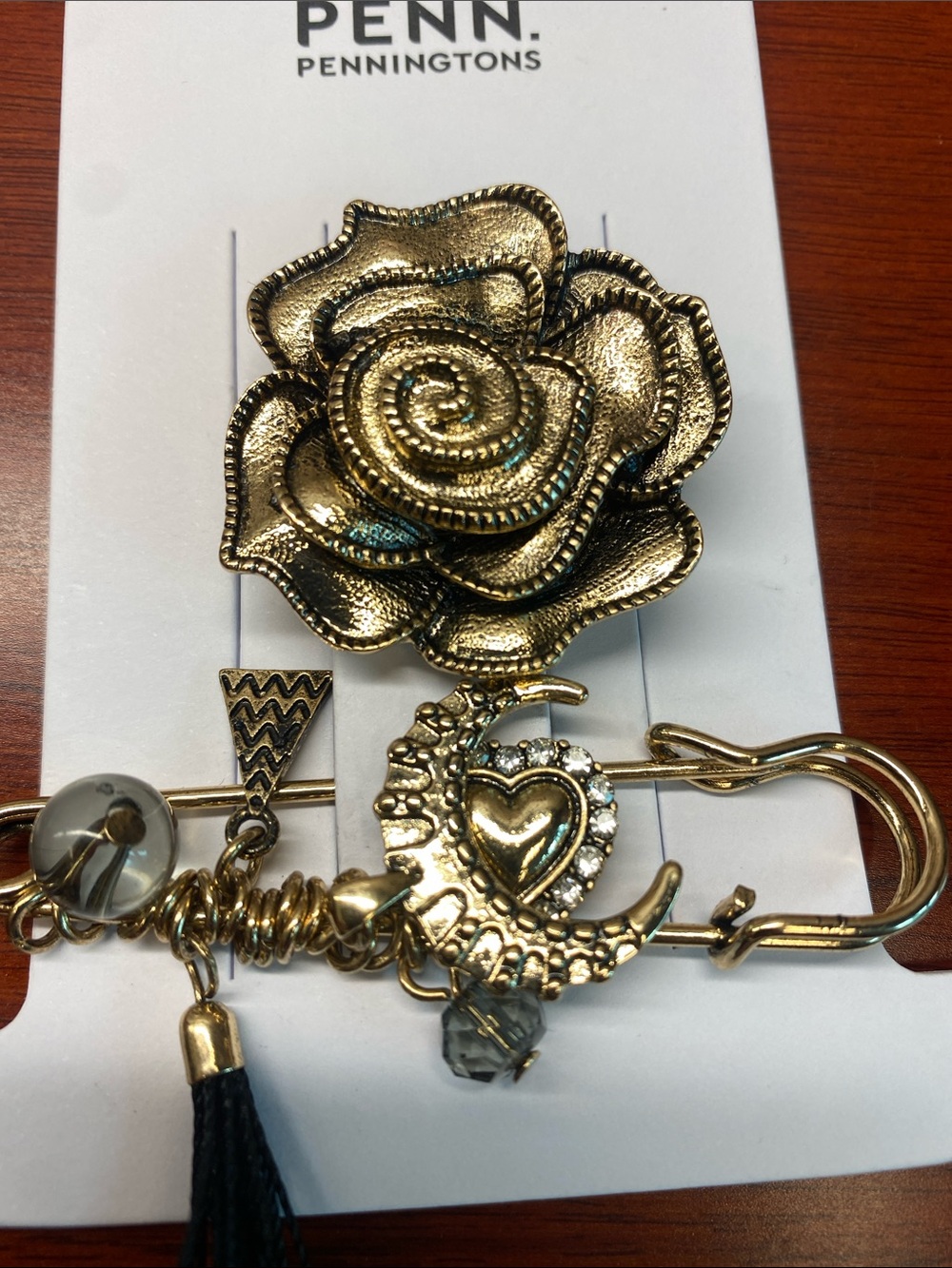 2 brooches 💗 brand new